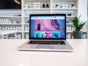 Laptop cu produs nou pe ecran